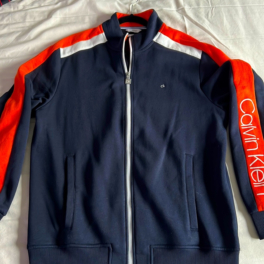 This great large Calvin Klein vintage sweatsuit in excellent condition